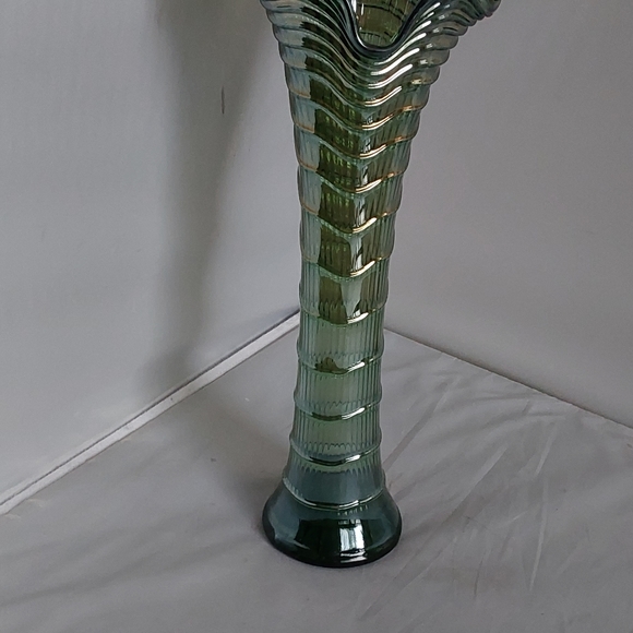 IMPERIAL GREEN/ LIME GREEN ANTIQUE RIPPLE CARNIVAL FUNERAL SIZE GLASS VASE - Picture 3 of 9